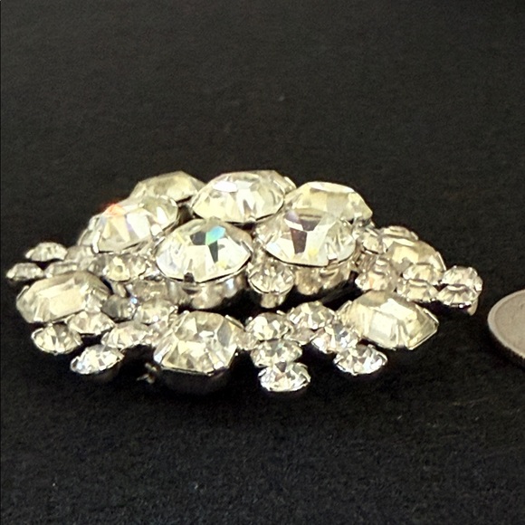 Vintage clear emerald cut & round Silver tone Cluster rhinestone Brooch pin - Picture 10 of 15